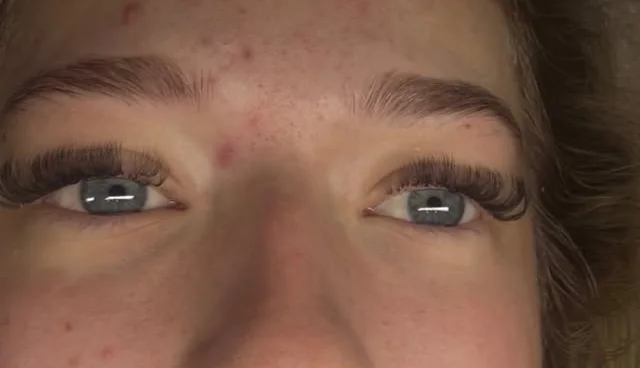 Grijsblauwe ogen met volume lashes